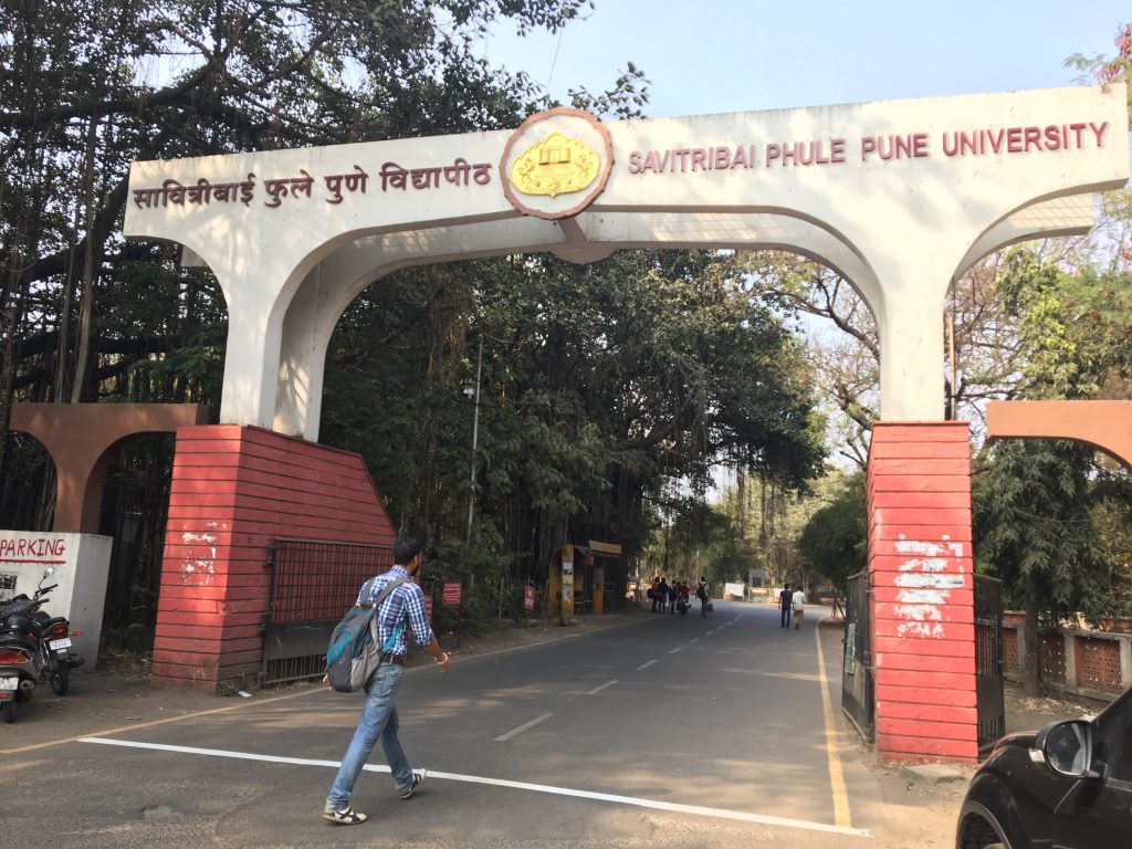 プネ大学の校門