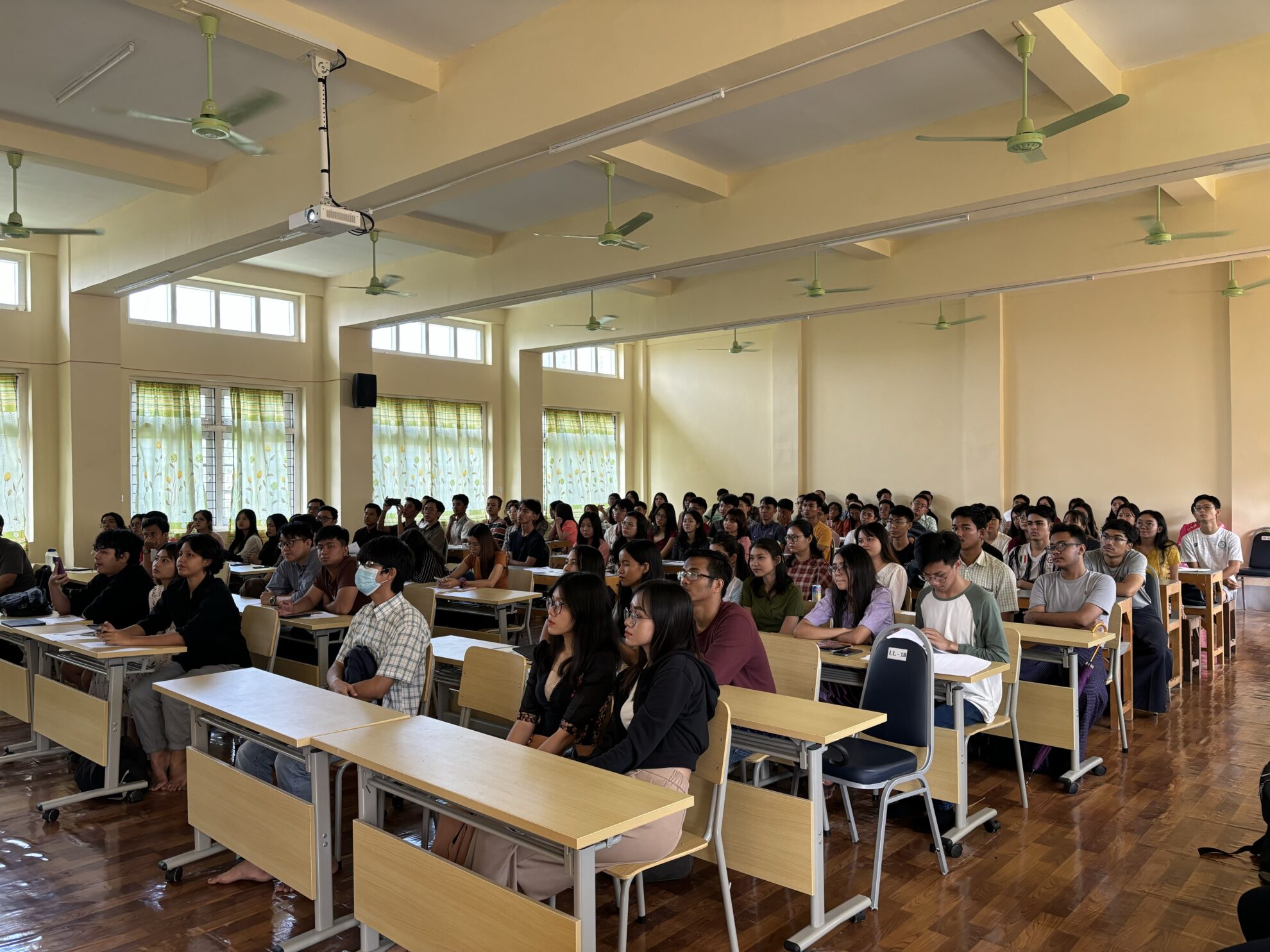 ミャンマーの学生の様子1