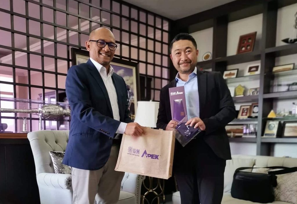 マレーシア科学大学の学長とASIAtoJAPAN社長の三瓶雅人